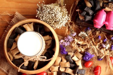 Bisküvi çikolata ve taze süt ile dolu.