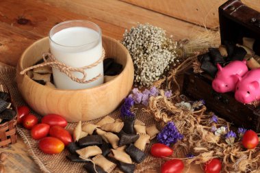 Bisküvi çikolata ve taze süt ile dolu.