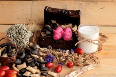 Bisküvi çikolata ve taze süt ile dolu.