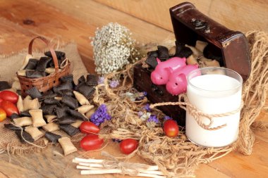 Bisküvi çikolata ve taze süt ile dolu.