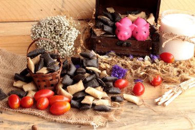 Bisküvi çikolata ve taze süt ile dolu.