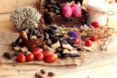 Bisküvi çikolata ve taze süt ile dolu.