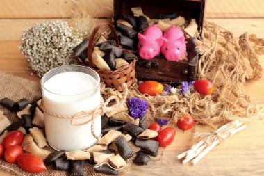 Bisküvi çikolata ve taze süt ile dolu.