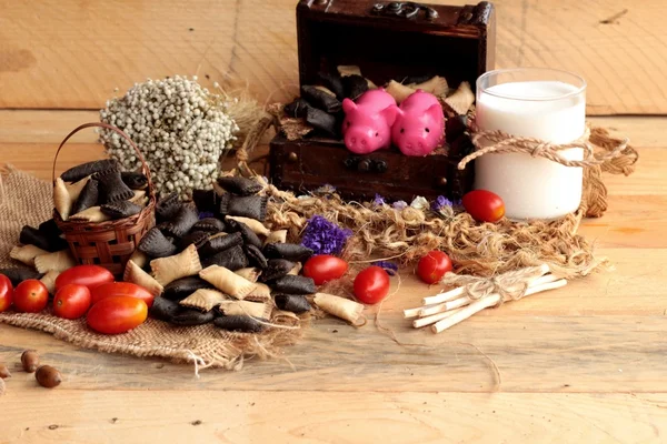 Kekse gefüllt mit Schokolade und frischer Milch. — Stockfoto