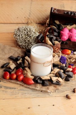 Bisküvi çikolata ve taze süt ile dolu.