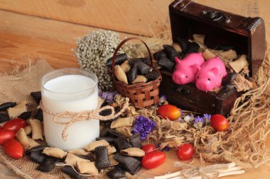 Bisküvi çikolata ve taze süt ile dolu.