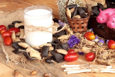 Bisküvi çikolata ve taze süt ile dolu.