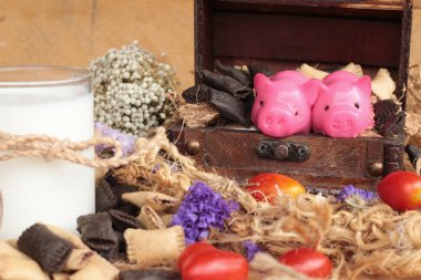 Bisküvi çikolata ve taze süt ile dolu.