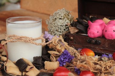 Bisküvi çikolata ve taze süt ile dolu.