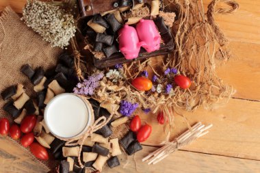 Bisküvi çikolata ve taze süt ile dolu.