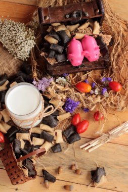 Bisküvi çikolata ve taze süt ile dolu.