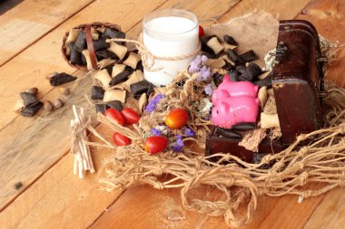 Bisküvi çikolata ve taze süt ile dolu.