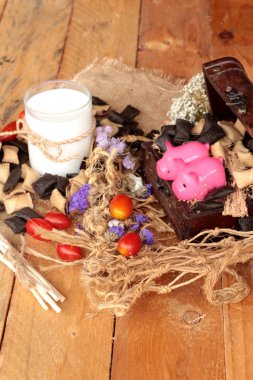 Bisküvi çikolata ve taze süt ile dolu.