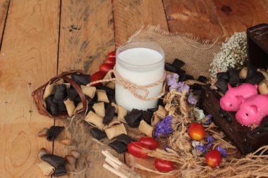 Bisküvi çikolata ve taze süt ile dolu.