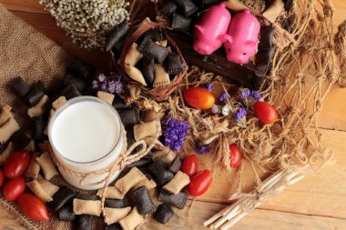 Bisküvi çikolata ve taze süt ile dolu.