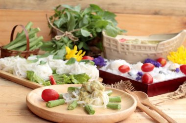 Yeşil köri Hindistan cevizi sütü ile pirinç şehriye.