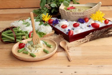 Yeşil köri Hindistan cevizi sütü ile pirinç şehriye.