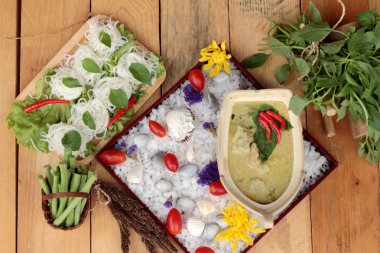 Yeşil köri Hindistan cevizi sütü ile pirinç şehriye.