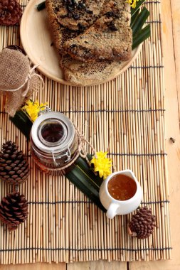 Tatlım çeşitli petek ve balmumu bir kavanoza ballı.