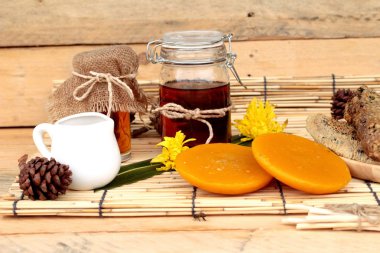 Tatlım çeşitli petek ve balmumu bir kavanoza ballı.