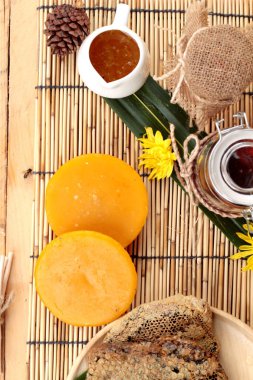 Tatlım çeşitli petek ve balmumu bir kavanoza ballı.