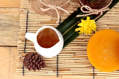 Tatlım çeşitli petek ve balmumu bir kavanoza ballı.