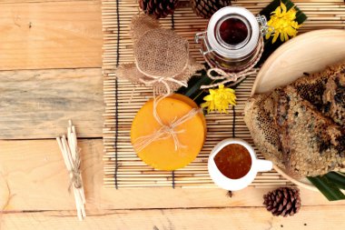 Tatlım çeşitli petek ve balmumu bir kavanoza ballı.