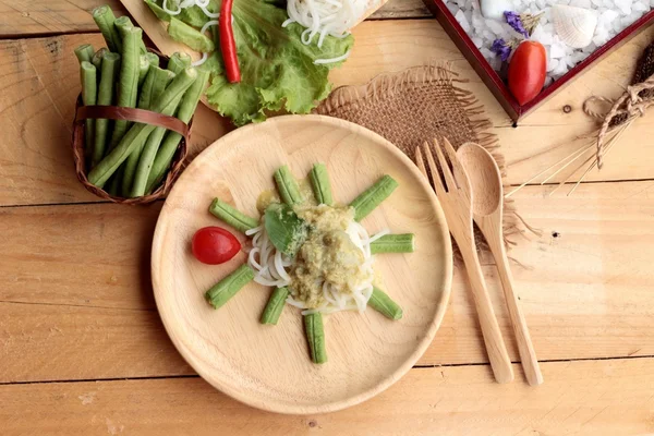 Grüne Curry-Kokosmilch mit Reisnudeln. — Stockfoto