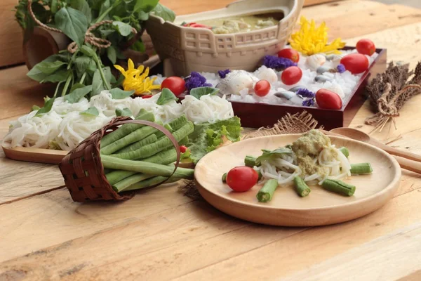 Lait de coco au curry vert avec nouilles de riz . — Photo