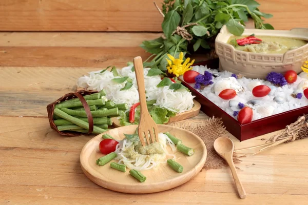 Leche de coco al curry verde con fideos de arroz . — Foto de Stock