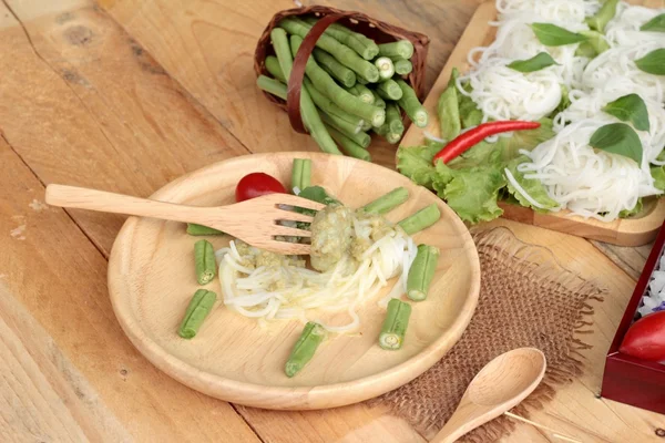 Lait de coco au curry vert avec nouilles de riz . — Photo