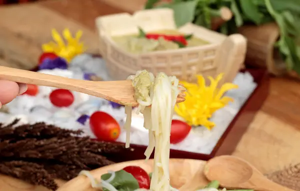 Leite de coco de caril verde com macarrão de arroz . — Fotografia de Stock