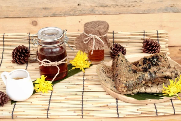 Ποικιλία μέλι με κηρήθρα και μέλι σε ένα βάζο με κερί μέλισσας. — Φωτογραφία Αρχείου