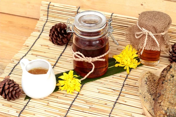 Honey variety with honeycomb and honey in a jar with beeswax. — Stock Photo, Image