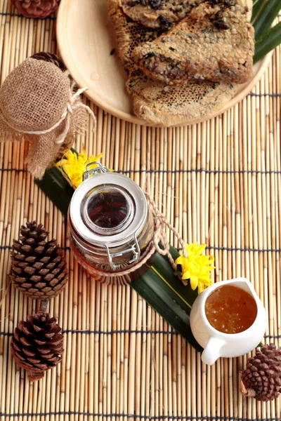 Varietà di miele con favo e miele in un barattolo con cera d'api . — Foto Stock
