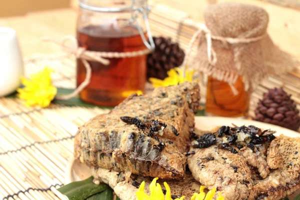 Variedad de miel con panal y miel en un frasco con cera de abeja . —  Fotos de Stock