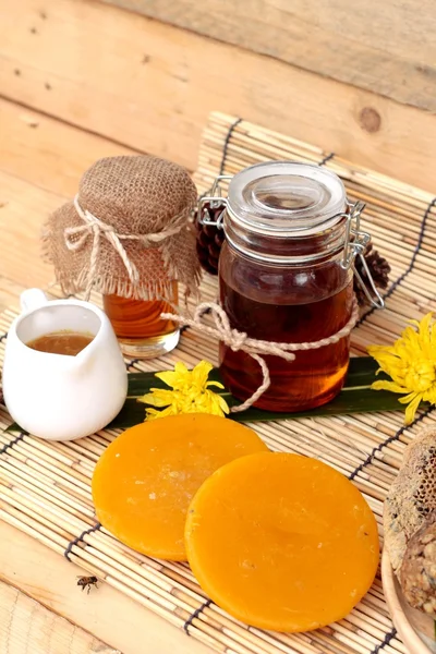 Honey odrůda s honeycomb a medu ve sklenici s včelím voskem. — Stock fotografie