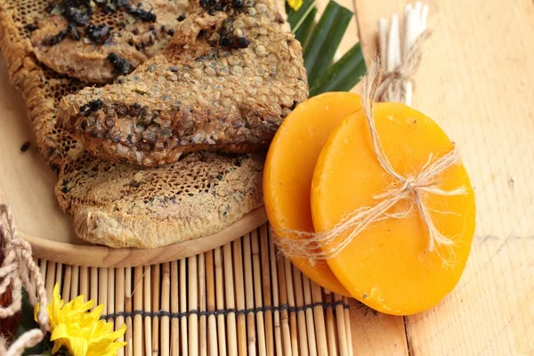 Variedad de miel con panal y miel en un frasco con cera de abeja . —  Fotos de Stock