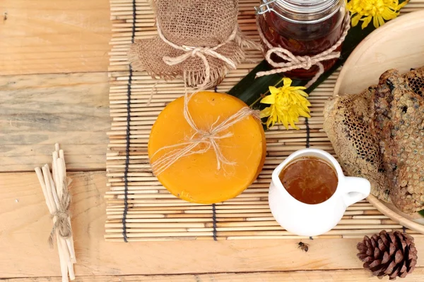 Variedad de miel con panal y miel en un frasco con cera de abeja . —  Fotos de Stock