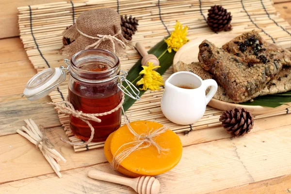 Variedad de miel con panal y miel en un frasco con cera de abeja . —  Fotos de Stock
