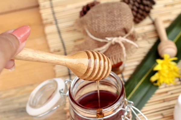 Variedad de miel con panal y miel en un frasco con cera de abeja . —  Fotos de Stock