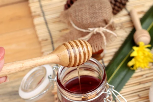 Variedad de miel con panal y miel en un frasco con cera de abeja . —  Fotos de Stock