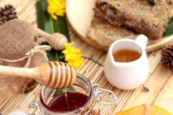 Variedade de mel com favo de mel e mel em um frasco com cera de abelha . — Fotografia de Stock