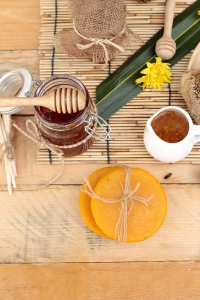 Honey variety with honeycomb and honey in a jar with beeswax. — Stock Photo, Image