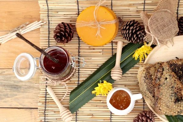 Honung sort med honeycomb och honung i en burk med bivax. — Stockfoto