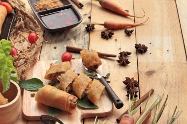 Meze yemek için geleneksel tava böreği.