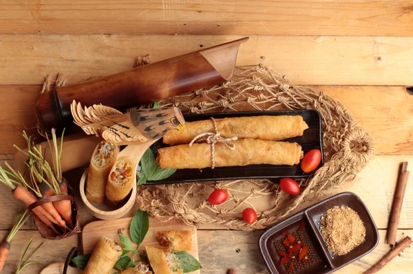 Rollos fritos de primavera tradicionales para aperitivos . — Foto de Stock