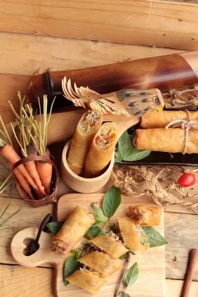 Rouleaux de printemps frits traditionnels pour la nourriture apéritif . — Photo