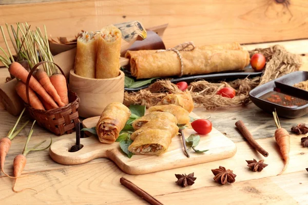 Rollos fritos de primavera tradicionales para aperitivos . — Foto de Stock