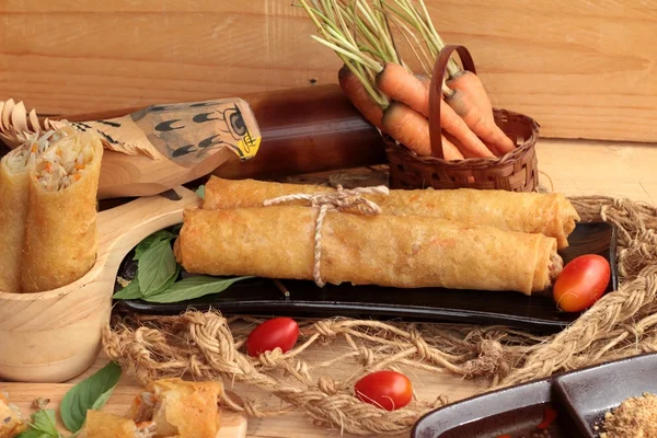 Rollos fritos de primavera tradicionales para aperitivos . — Foto de Stock